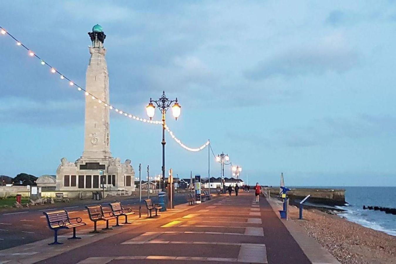 Air Maison - Stunning Beach Front Apartment Portsmouth Esterno foto