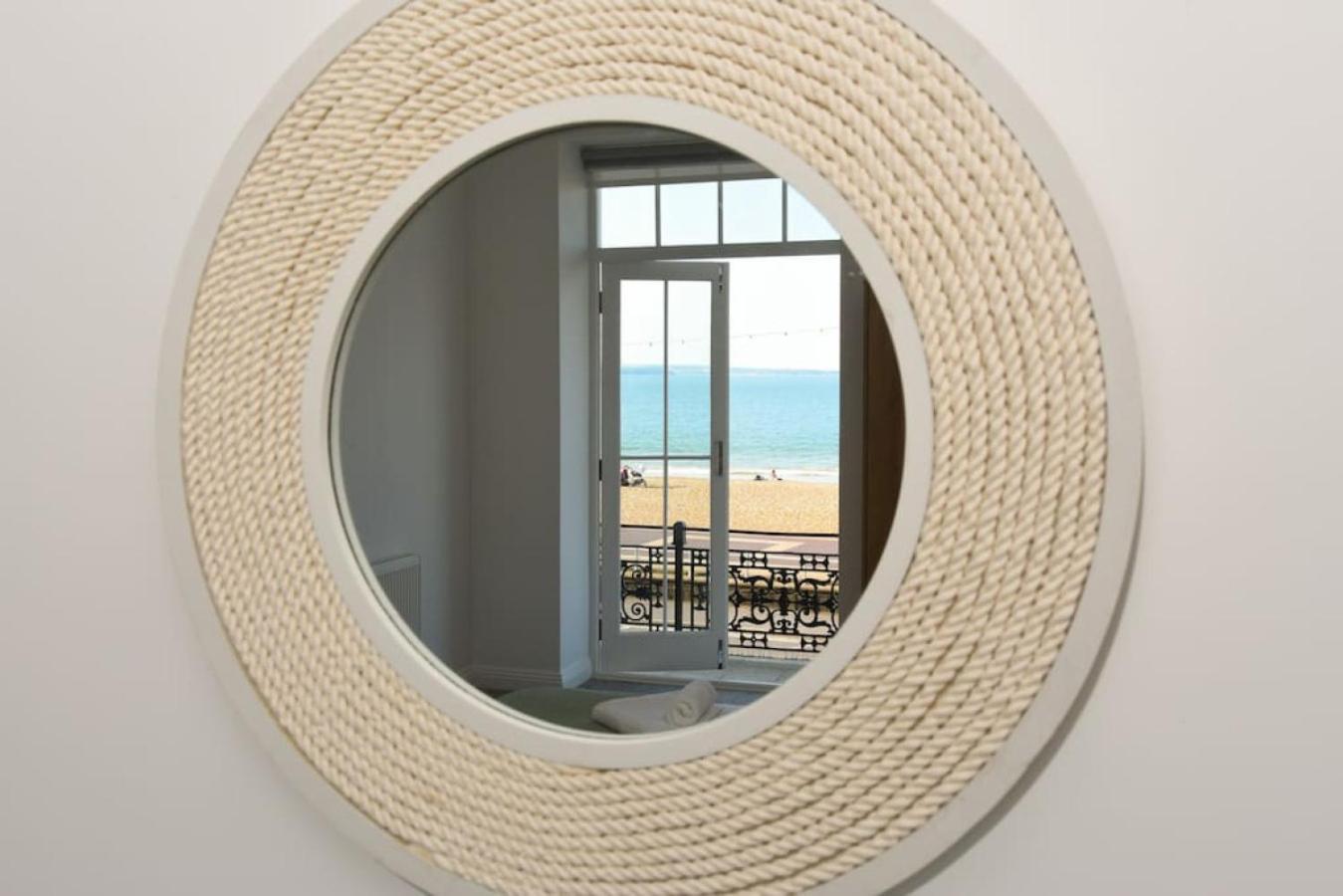 Air Maison - Stunning Beach Front Apartment Portsmouth Esterno foto