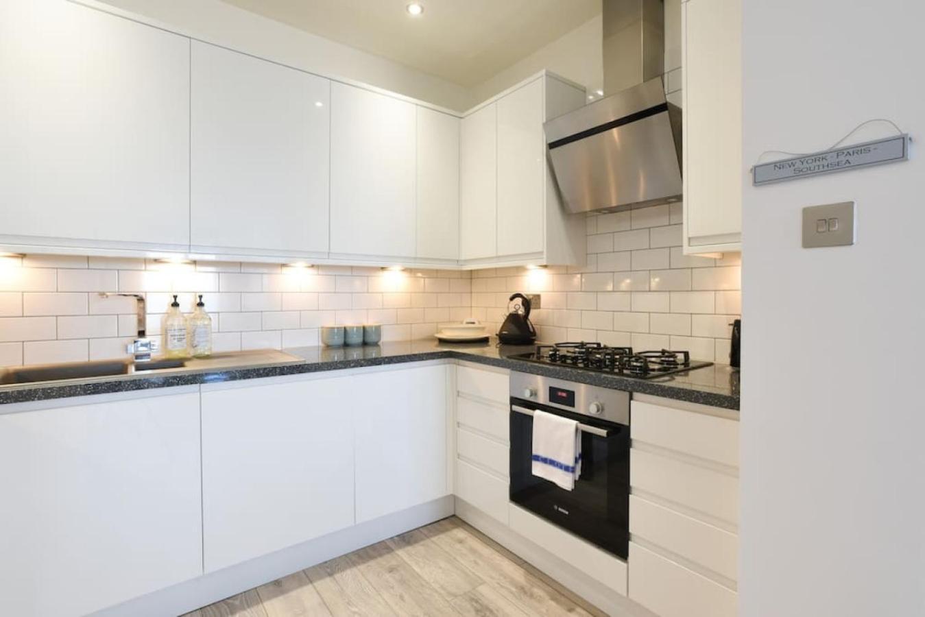 Air Maison - Stunning Beach Front Apartment Portsmouth Esterno foto