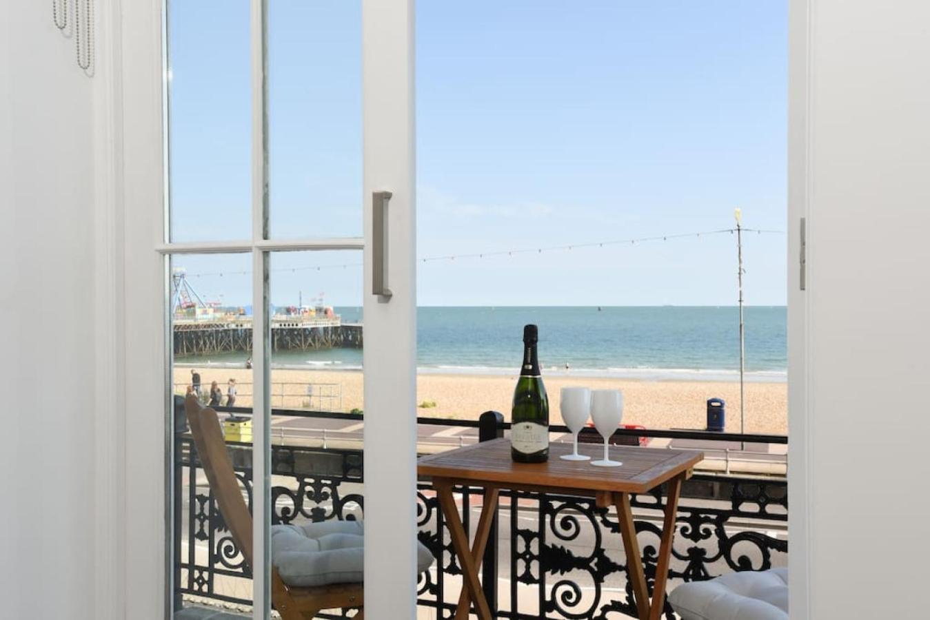 Air Maison - Stunning Beach Front Apartment Portsmouth Esterno foto